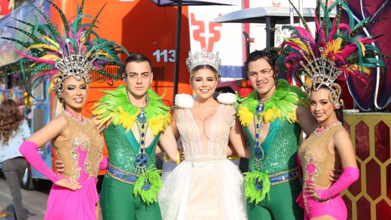 Mazatlecos y turistas disfrutan del primer desfile del Carnaval