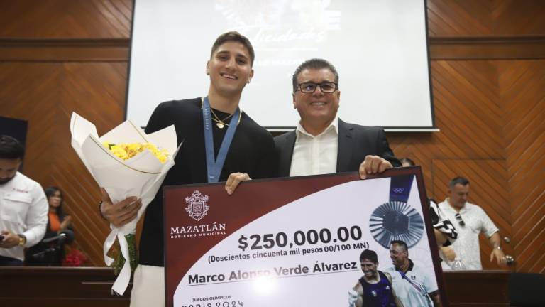 Marco Alonso Verde Álvarez, con su estímulo económico simbólico, el cual le fue entregado por el Alcalde Mazatlán, Édgar González.