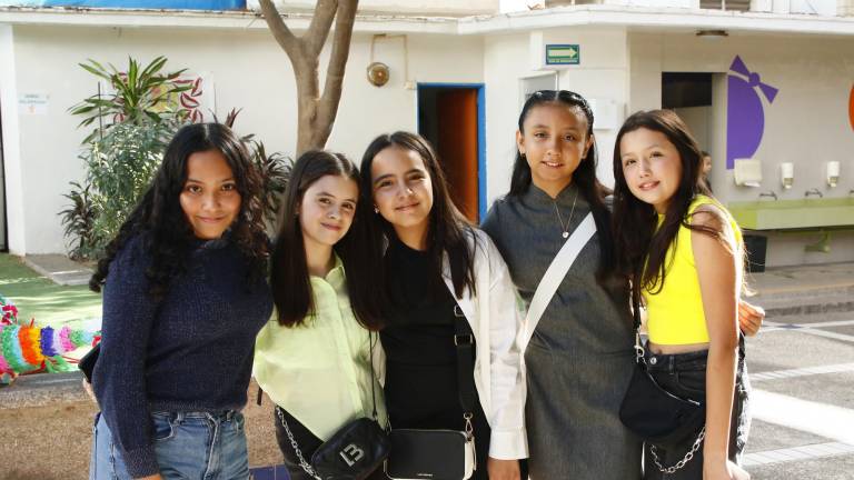 Bailan, cantan y comparten regalos alumnos de La Activa en su tradicional posada