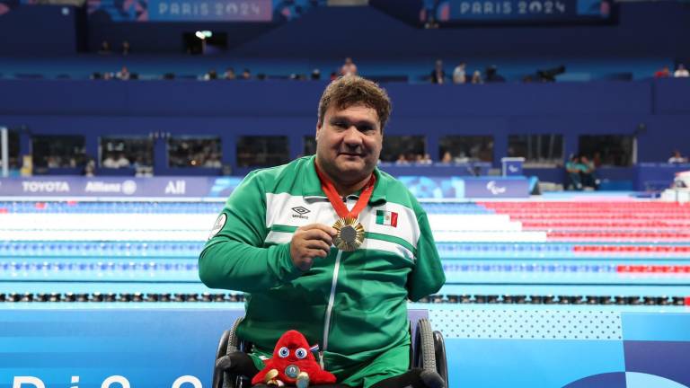 Arnulfo Castorena refrenda oro paralímpico en 50 metros pecho de París 2024