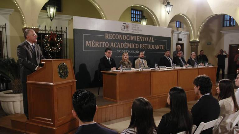 Reconoce la Escuela Libre de Derecho de Sinaloa a sus mejores estudiantes