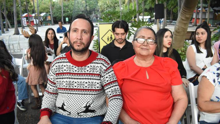 Disfrutan del comienzo de la Navidad en el Jardín Botánico