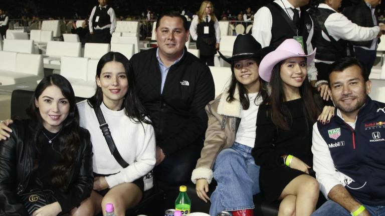 Cantan y bailan sinaloenses junto a Christian Nodal en su concierto en Culiacán