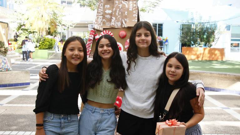 Bailan, cantan y comparten regalos alumnos de La Activa en su tradicional posada