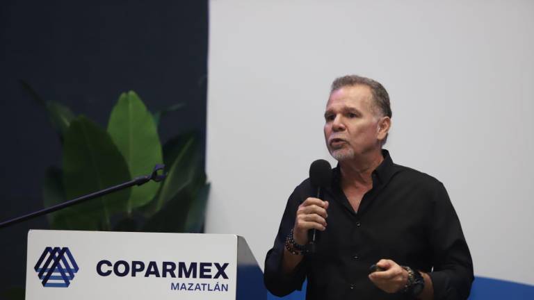 Óscar Coppel Tirado imparte una charla ante empresarios de Mazatlán.