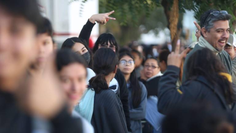 Cientos de personas acuden a hacer el trámite para la beca Benito Juárez para estudiantes en Mazatlán.