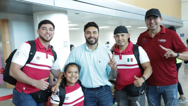 Los para atletas y su entrenador, junto al director del Isde y el titular del deporte en Guasave.