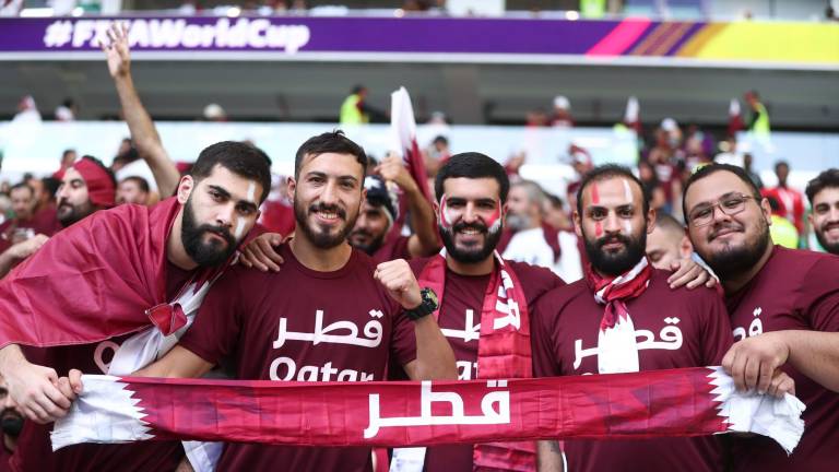 Aficionados de Qatar en el estadio Al Thumama.