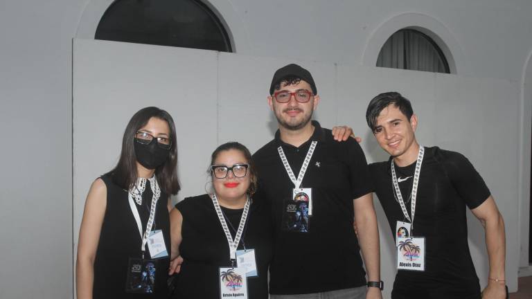 Alejandrina Barrera, Brisa Aguirre, Alexis Diaz y Javier León con los desarrolladores del videojuego.