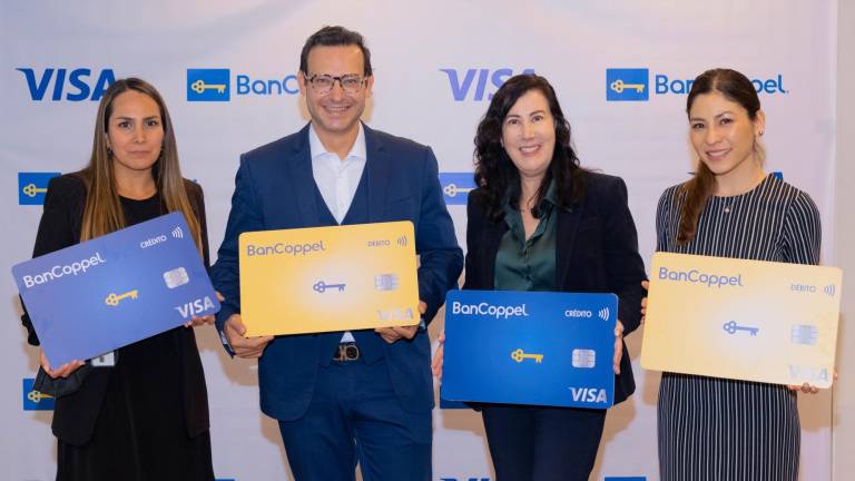 Directivos de BanCoppel y Visa durante el acuerdo.