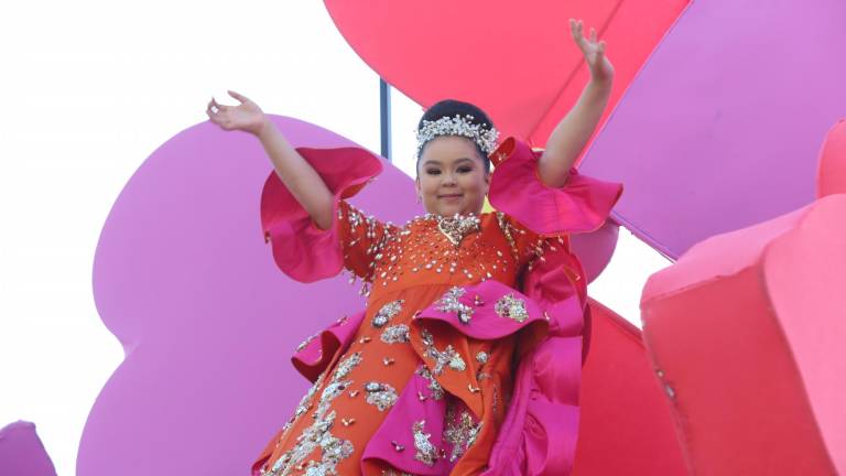 Mazatlecos y turistas disfrutan del primer desfile del Carnaval