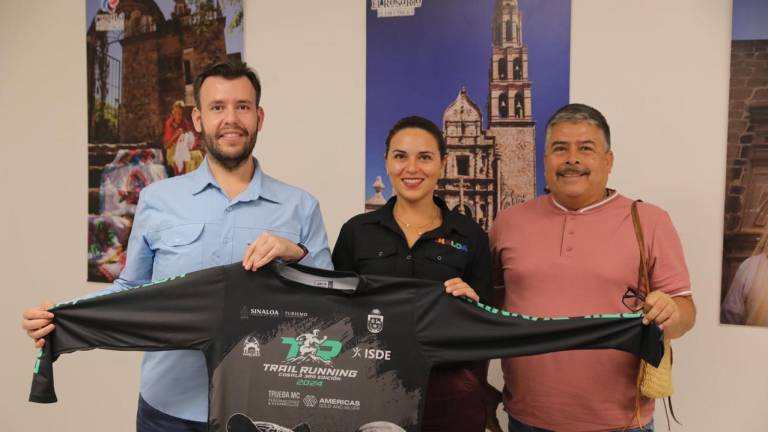 Manuel Cebreros, director de Turismo de Cosalá; Alejandra Osuna, directora de promoción turística de la SECTUR, y Gregorio Corrales, director de Cultura de Cosalá, muestran la playera oficial de la pedestre.