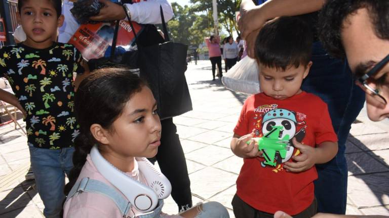 Sofía y el pequeño Jesús Manuel ya esperan a los Reyes Magos.