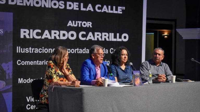 Ricardo Carrillo presenta su libro en el Centro de Artes Centenario.