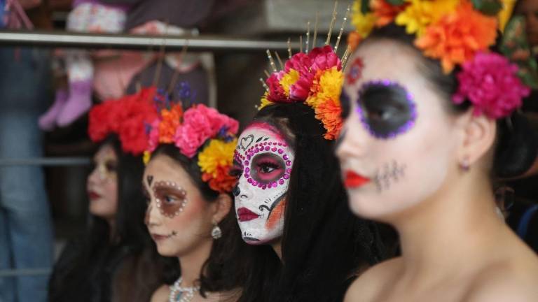 Alumnos de la Escuela de Artes participan en la celebración.