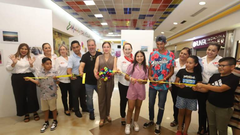 Participan en la exposición del Concurso de Arte ‘Sonrisas de colores’ en Mazatlán