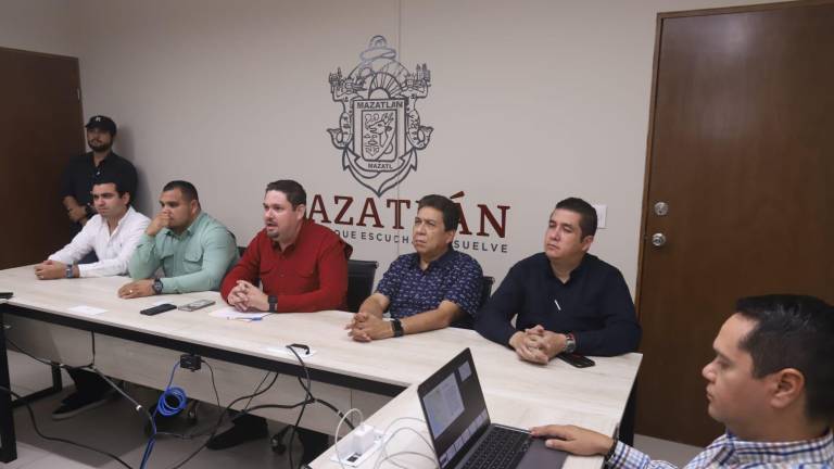 Conferencia de prensa para anunciar el programa de rutas de camiones charteros.