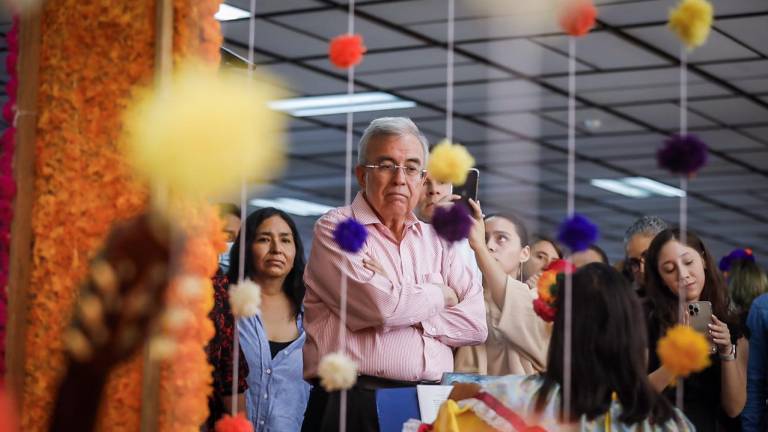 Rubén Rocha Moya durante el recorrido por altares de muertos en Palacio de Gobierno.