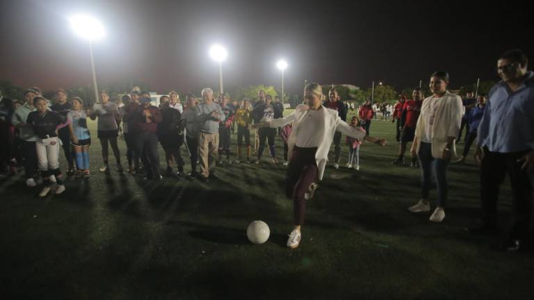 La Presidenta de Mazatlán, Estrella Palacios Domínguez, realizó la primera patada en el campo sintético de futbol, el cual ya cuenta con alumbrado nuevo.