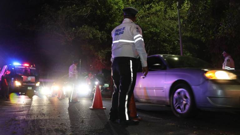 Operativo durante la madrugada del lunes en Culiacán tras accidente.