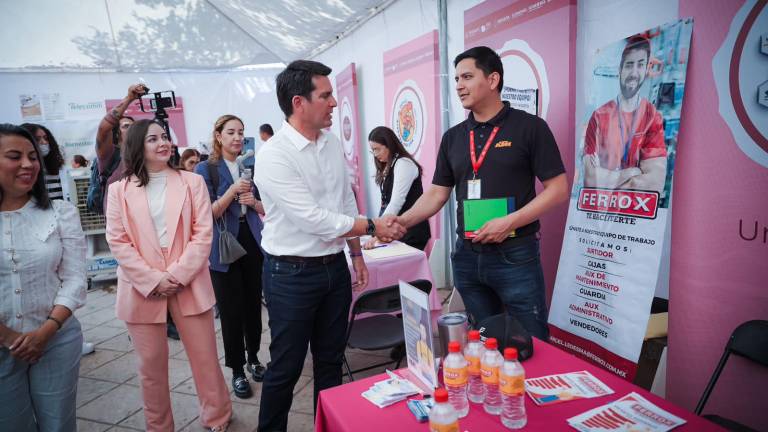 El Secretario de Economía estatal, Javier Gaxiola Coppel, hizo un recorrido por los stands de las empresas que ofertaron vacantes en la Feria de Empleo para las Mujeres.