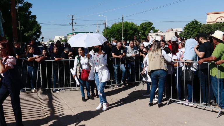 En Guamúchil, población se aglomera a la espera de la llegada de AMLO