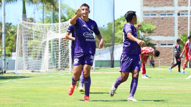 Anwar Ben Rhouma celebra uno de sus dos goles, con los que le dio el triunfo a La Armería Sub 19.