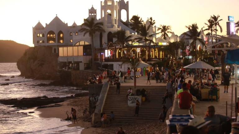 Vive Mazatlán un domingo tranquilo, con poco turismo en las calles