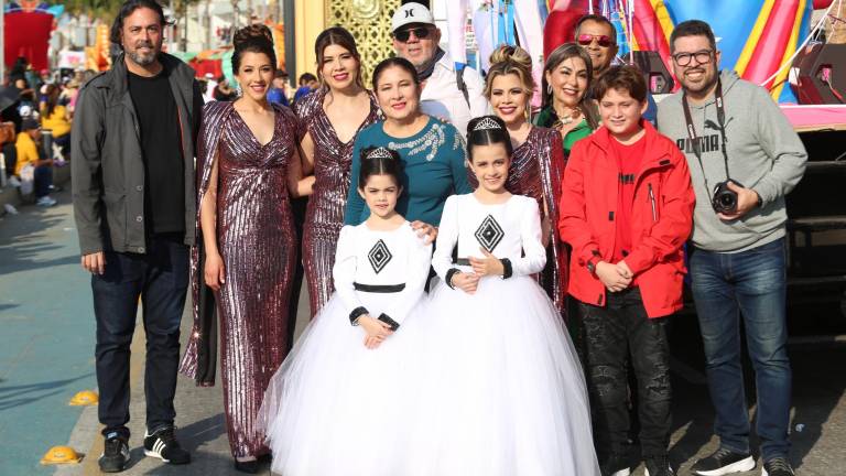 Mazatlecos y turistas disfrutan del primer desfile del Carnaval