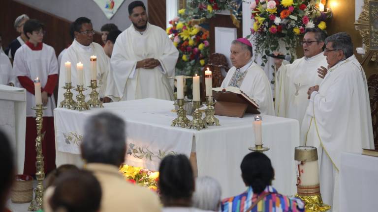 Celebra Obispo de Mazatlán la Santa Eucaristía del Congreso Diocesano de RCCES