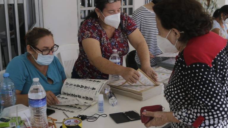 Habitantes de Costa Rica salen a emitir su voto.