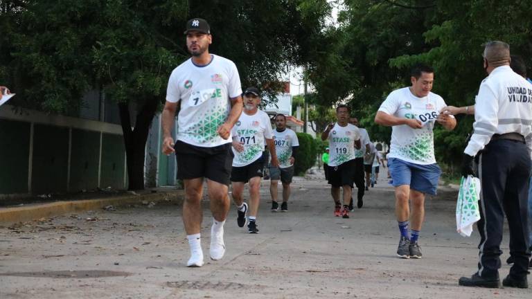 Miembros del STASE se unen en la Caminata 5K