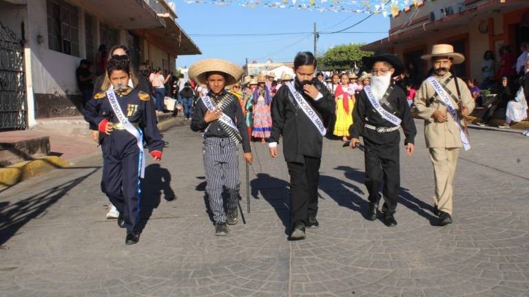 Diferentes instituciones educativas de Rosario participan en el desfile conmemorativo a la Revolución Mexicana.