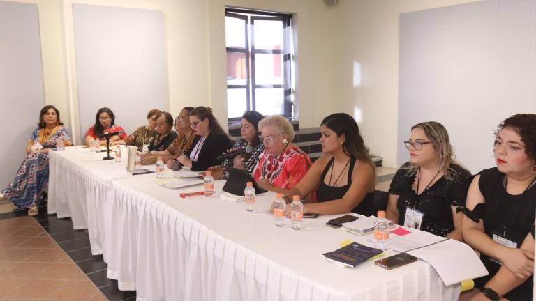 Un total de 11 escritoras sinaloenses junto a Beatriz Saavedra celebran en la Galería Ángela Peralta el Festival Internacional La Mujer en las Letras.