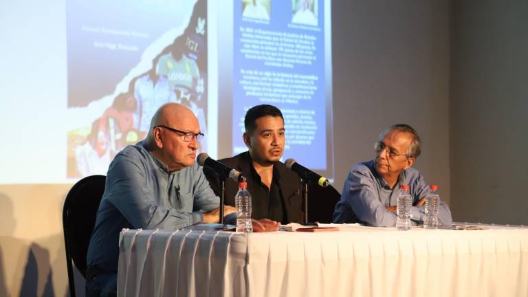 Eric Vega Breceda y Arturo Santamaría Gómez presentaron en Mazatlán su libro “Narcomoda y Juventudes”.