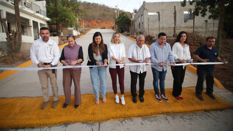 El corte del listón inaugural del nuevo pavimento y rehabilitación de la infraestructura hidráulica fue en el fraccionamiento Doña Chonita.