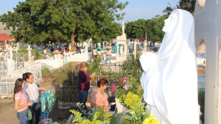 Familias acuden al Panteón San Juan en El Rosario para honrar a sus difuntos.