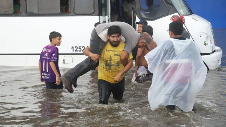 Se vara camión en avenida inundada y rescatan a pasajeros en Mazatlán