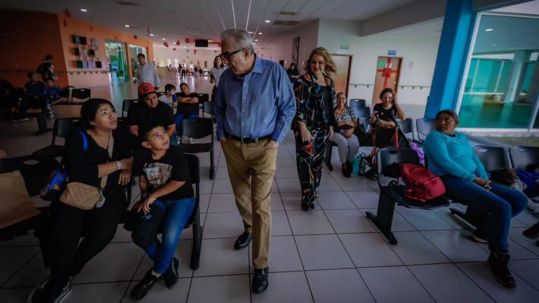 El Gobernador Rubén Rocha Moya saludó a los pacientes durante su recorrido por el CREE.