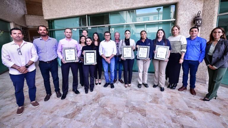 Representantes de cinco hoteles de Mazatlán recibieron galardón por conservación de sus playas.