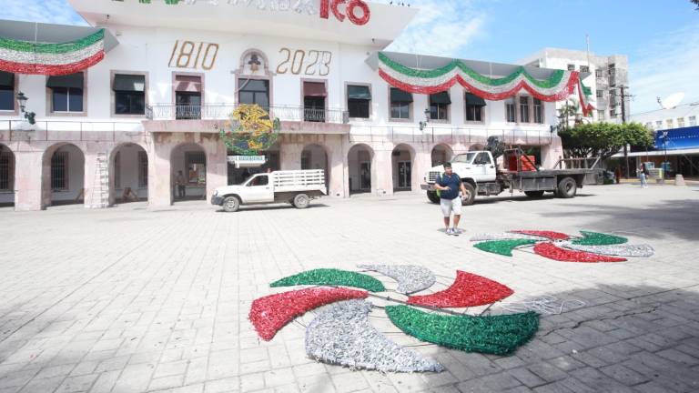 Ya está lista la decoración para la fiesta patria en el Ayuntamiento y Plazuela República.