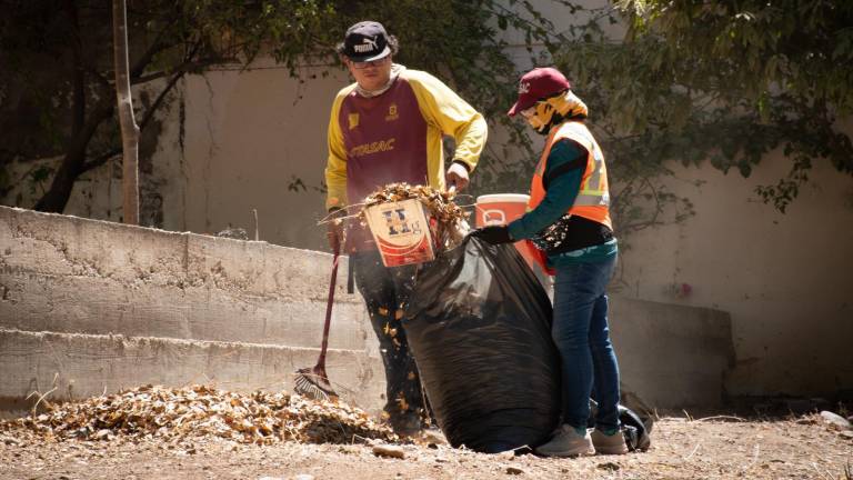 Trabajadores del Ayuntamiento llevaron a cabo una jornada de limpieza en la Colonia Infonavit Cañadas, a petición de los vecinos.