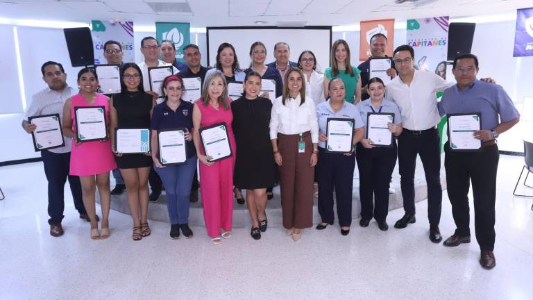 Integrantes de la cuarta generación que participaron en el curso Psicología Positiva de Skilling Center que organizó Tecmilenio, se toman la fotografía del recuerdo.