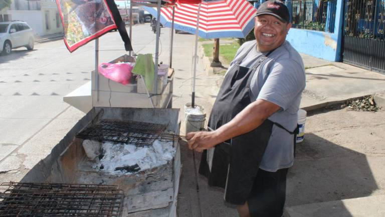 “El Chuy lisas” tiene desde 2010 con el negocio de la venta de pescado zarandeado.