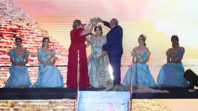 Carolina II recibe sus atributos reales como Reina del Carnaval de Mazatlán 2022
