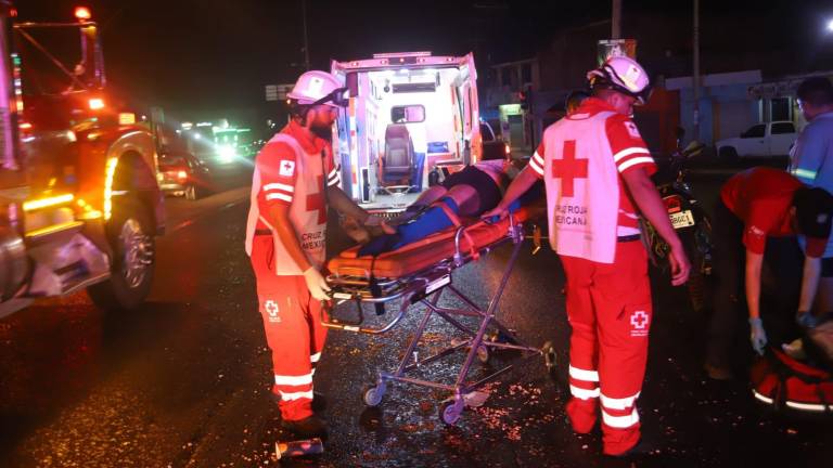 El accidente se reportó a los cuerpos de auxilio a las 23:40 horas, sobre la Carretera Internacional, a la altura del crucero de la Colonia Urías.