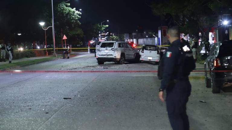 Queda Libramiento II con huellas del enfrentamiento: hay vehículos baleados; personas corren y se resguardan en plaza comercial