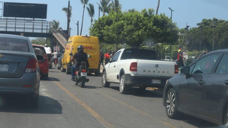 Tanto motociclistas, taxistas e incluso ciclistas, siguen invadiendo el carril como vía de descarga o para rebasar a otros carros.