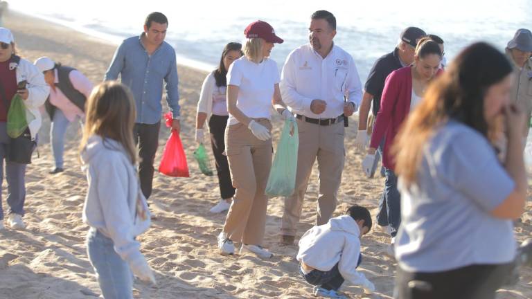 Los voluntarios fueron convocados por la Operadora y Administradora de Playas del Ayuntamiento de Mazatlán.