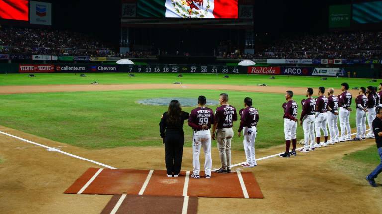 Los jugadores ingresaron al campo alrededor de las 18:10 horas para rendir honores a la Bandera de México.